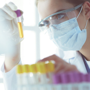 lekarz patrząc na probówki