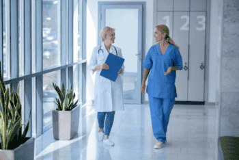 lekarz rozmawia z innym lekarzem